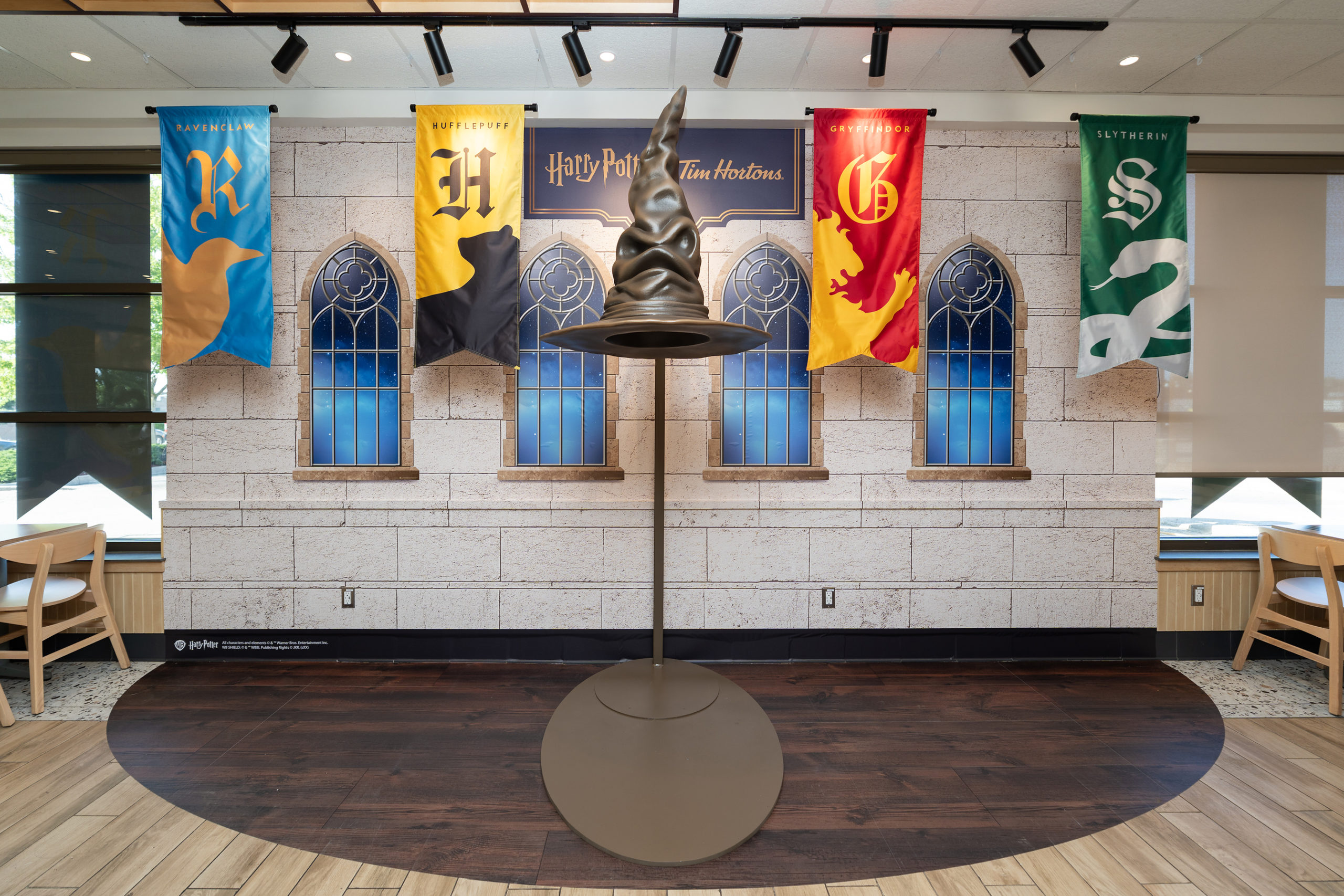 Tim Hortons® transforme un restaurant de Toronto en véritable porte d’entrée vers Poudlard pour célébrer son partenariat avec Harry Potter(MD)