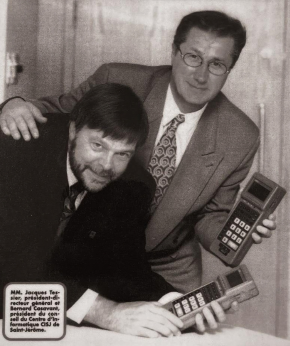 Jacques Tessier et Bernard Casavant dans les années 1980 avec les appareils mobiles du moment. On peut remarquer la différence avec les appareils d’aujourd’hui.