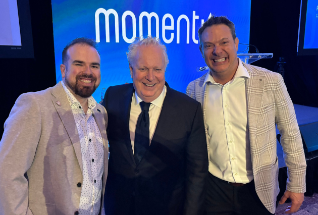 de gauche à droite : Maxime-Olivier Hinse, Groupe CIS, Jean Charest, ancien premier ministre du Québec et vice-premier ministre du Canada, Éric Tessier, président et chef de la direction, Groupe CIS