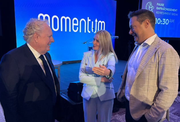 de gauche à droite : Jean Charest, ancien premier ministre du Québec et vice-premier ministre du Canada, Isabelle Lefebvre, Santé Québec, Eric Tessier, président et chef de la direction, Groupe CIS